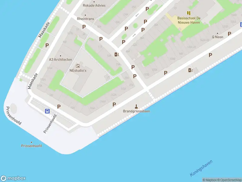 Ambulance met grote spoed naar de Prins Hendrikkade in Rotterdam