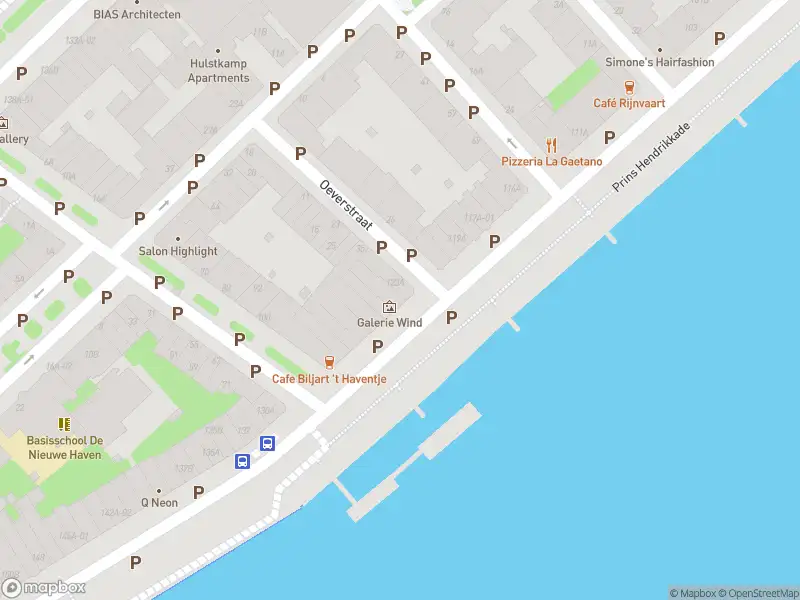Ambulance met gepaste spoed naar de Prins Hendrikkade in Rotterdam