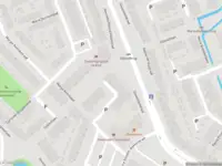 Ambulance met grote spoed naar de Top Naeffstraat in Leiden