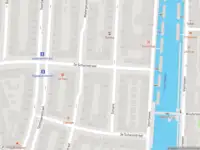 Ambulance met grote spoed naar de 2e Schansstraat in Rotterdam