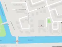 Ambulance met grote spoed naar de Theo Mann-Bouwmeesterhof in Amsterdam
