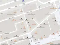 Ambulance met grote spoed naar de Kruiskade in Rotterdam