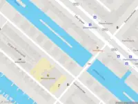 Ambulance met grote spoed naar de Oeverzeggestraat in Amsterdam