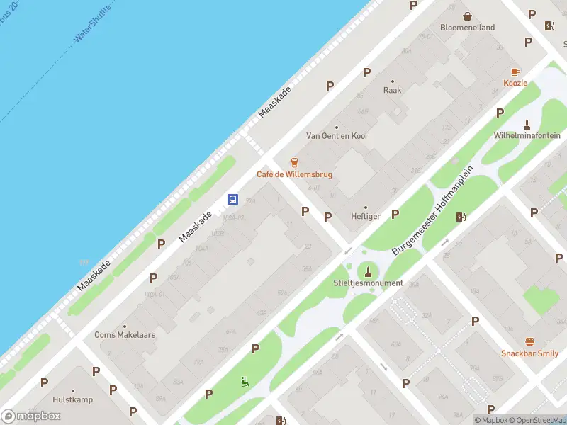 Ambulance met grote spoed naar de Cornelis Trompstraat in Rotterdam