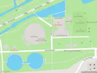 Ambulance met grote spoed naar de Klönne plein in Amsterdam