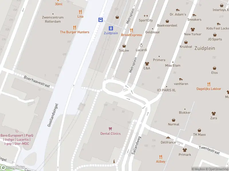 Ambulance met grote spoed naar de Metroplein in Rotterdam