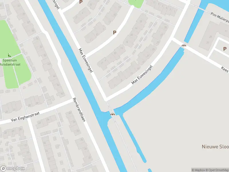 Ambulance met grote spoed naar de Max Euwesingel in Alphen aan den Rijn