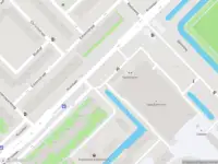 Ambulance met gepaste spoed naar de Teslastraat in Amsterdam