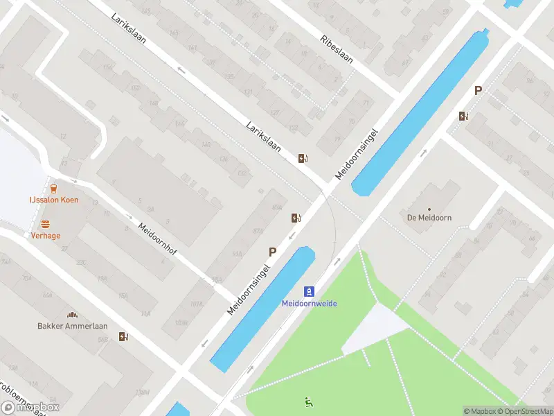 Ambulance met grote spoed naar de Meidoornsingel in Rotterdam