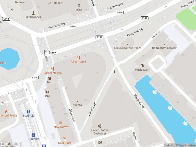 Ambulance met gepaste spoed naar de Doelstraat in Rotterdam