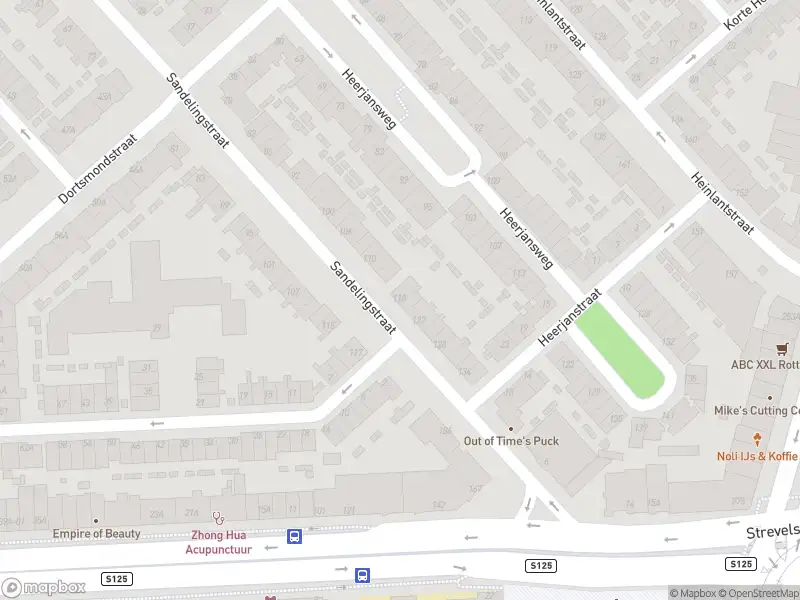 Ambulance met grote spoed naar de Sandelingstraat in Rotterdam