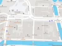 Ambulance met gepaste spoed naar de Lammermarkt in Leiden