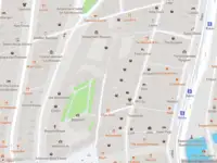 Ambulance met grote spoed naar de Gedempte Begijnensloot in Amsterdam