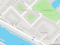 Ambulance met grote spoed naar de Admiraliteitstraat in Amsterdam