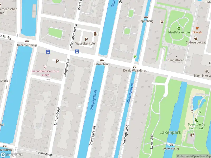 Brandweer met gepaste spoed naar de Waardgracht in Leiden