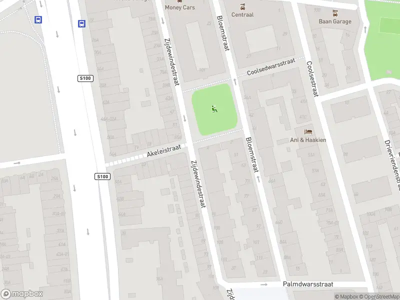Ambulance met gepaste spoed naar de Akeleistraat in Rotterdam