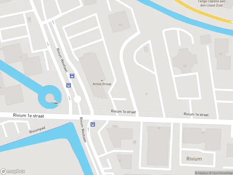 Ambulance met grote spoed naar de Rivium 1e straat in Capelle aan den IJssel