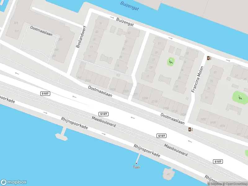 Ambulance met gepaste spoed naar de Oostmaaslaan in Rotterdam