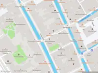 Ambulance met grote spoed naar de Nieuwstraat in Delft