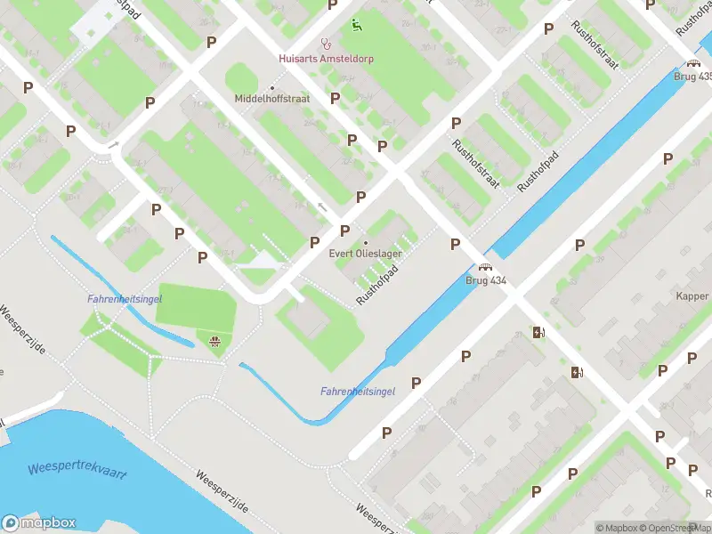 Ambulance met gepaste spoed naar de Rusthofpad in Amsterdam