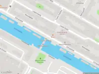 Ambulance met gepaste spoed naar de Entrepotdok in Amsterdam