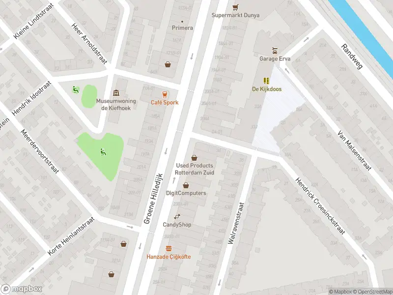 Ambulance met gepaste spoed naar de Groene Hilledijk in Rotterdam