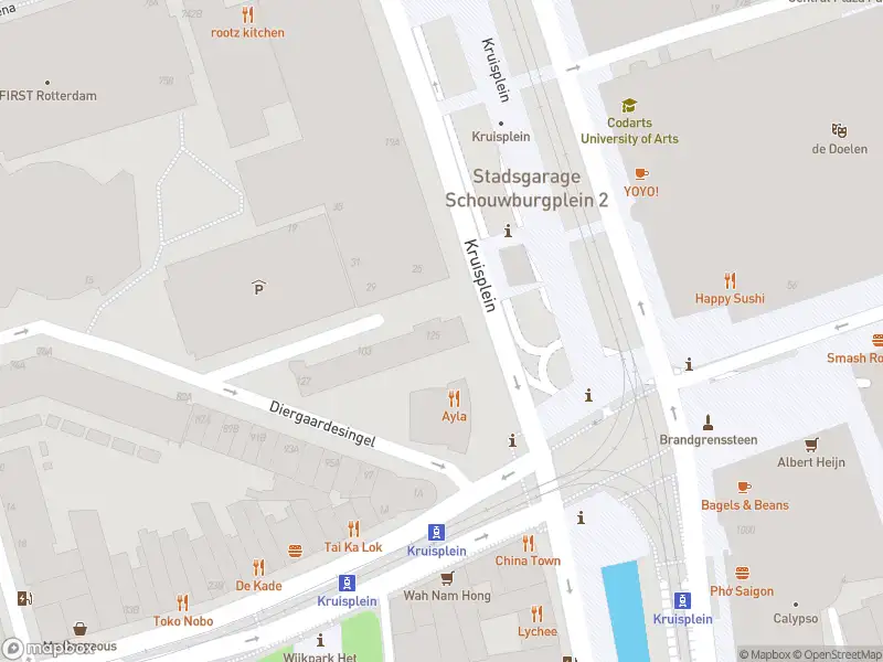 Ambulance met grote spoed naar de Kruisplein in Rotterdam