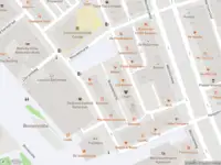 Ambulance met grote spoed naar de Nieuwemarkt in Rotterdam