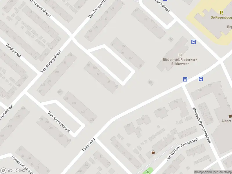 Ambulance met grote spoed naar de Van Anrooystraat in Ridderkerk