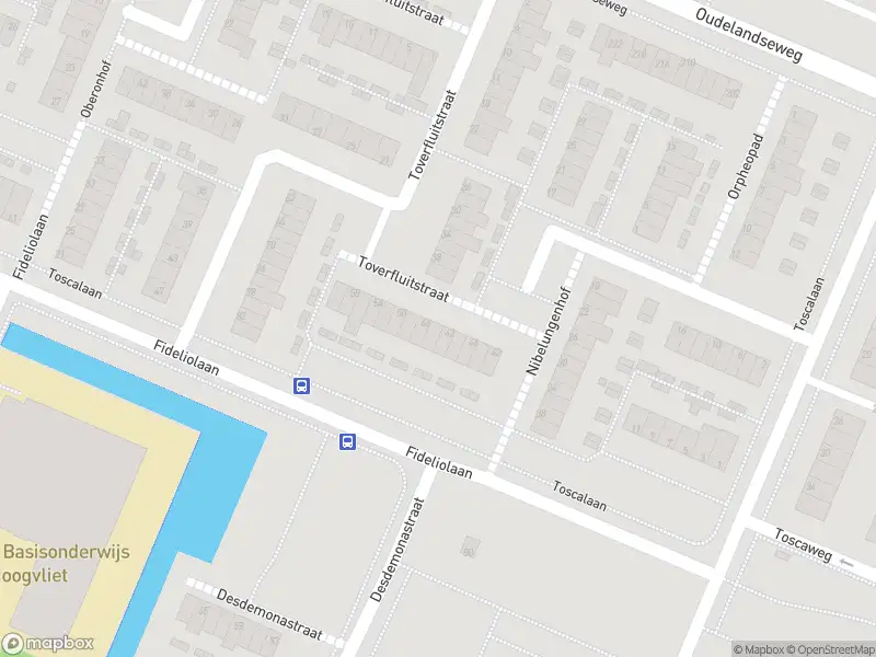 Ambulance met gepaste spoed naar de Toverfluitstraat in Hoogvliet Rotterdam