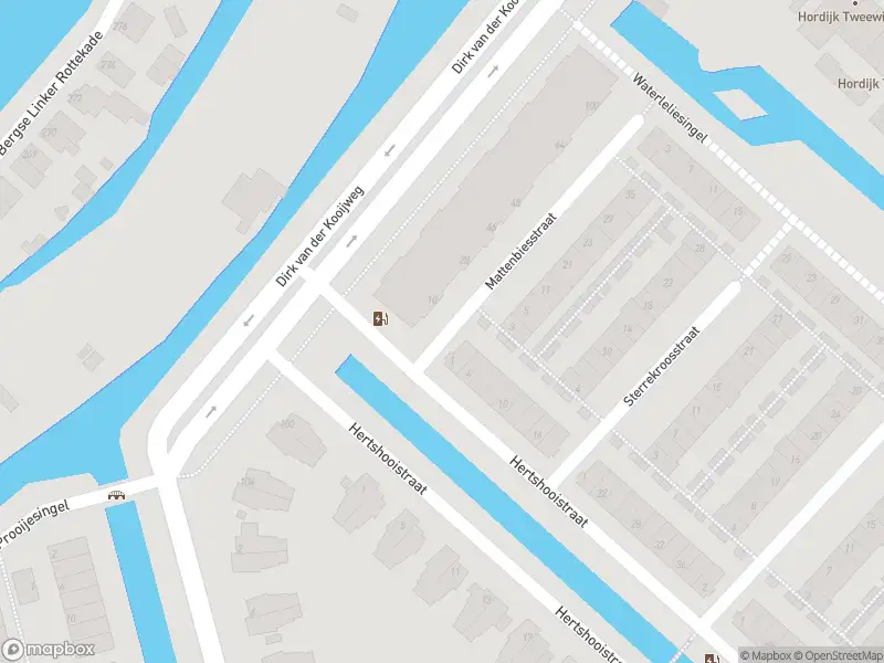 Ambulance met grote spoed naar de Mattenbiesstraat in Rotterdam