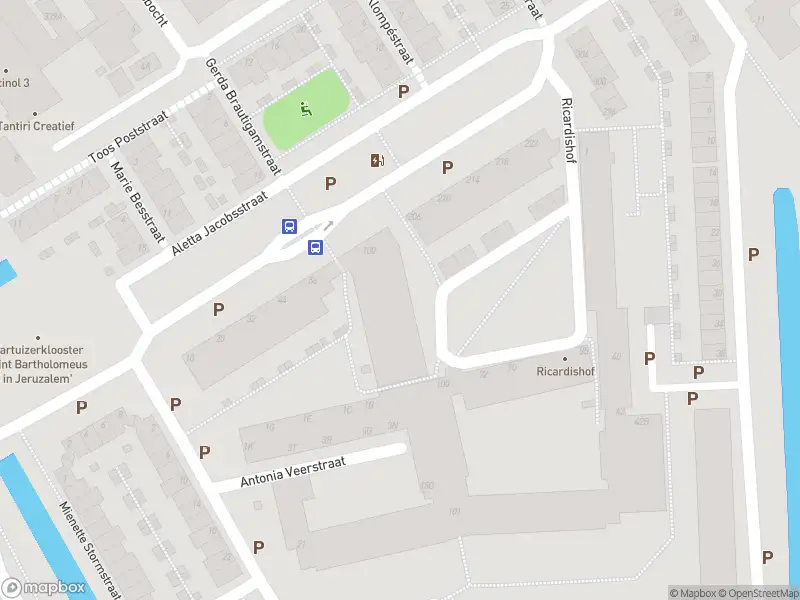 Ambulance met gepaste spoed naar de Mienette Stormstraat in Delft