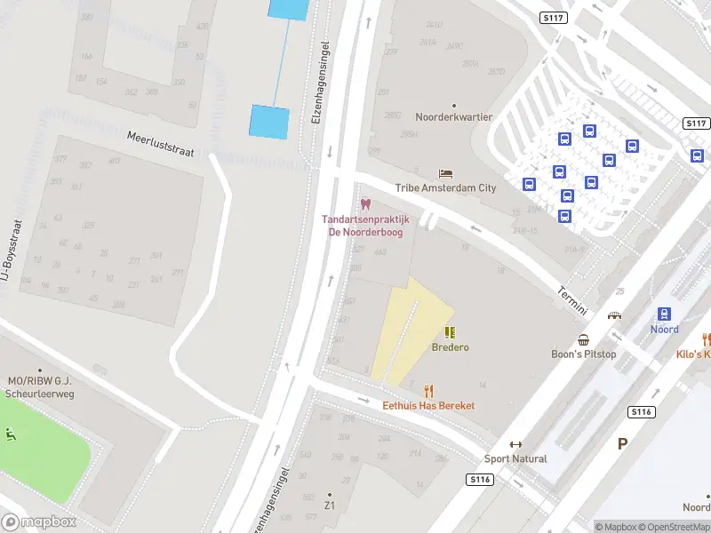 Ambulance met grote spoed naar de Elzenhagensingel in Amsterdam