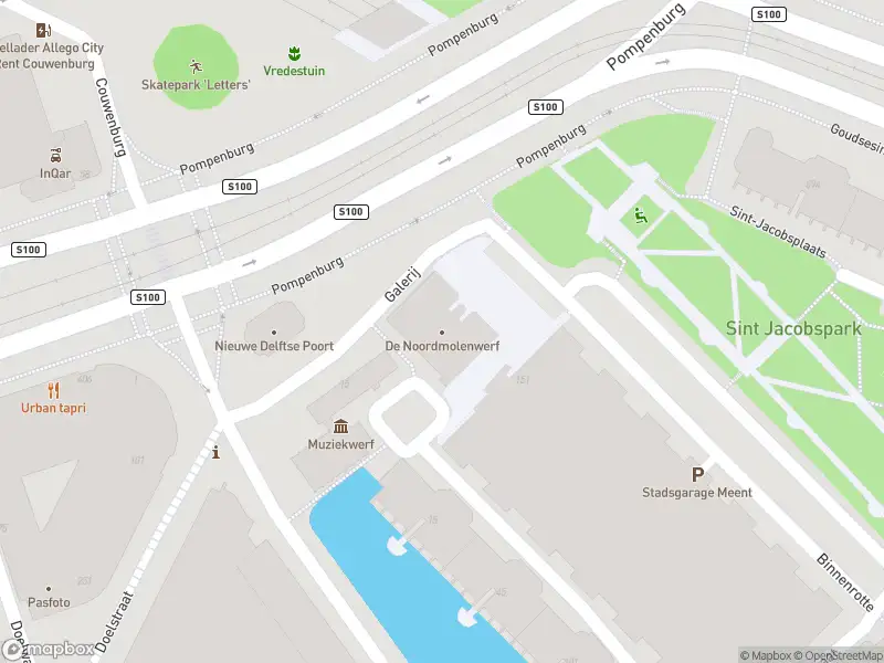 Ambulance met grote spoed naar de Noordmolenwerf in Rotterdam