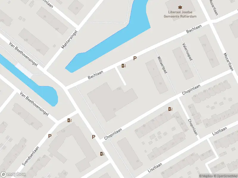 Ambulance met gepaste spoed naar de Bachlaan in Rotterdam