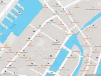 Ambulance met gepaste spoed naar de Oudezijds Armsteeg in Amsterdam