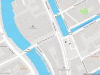 Ambulance met gepaste spoed naar de Nieuwe Passeerdersstraat in Amsterdam