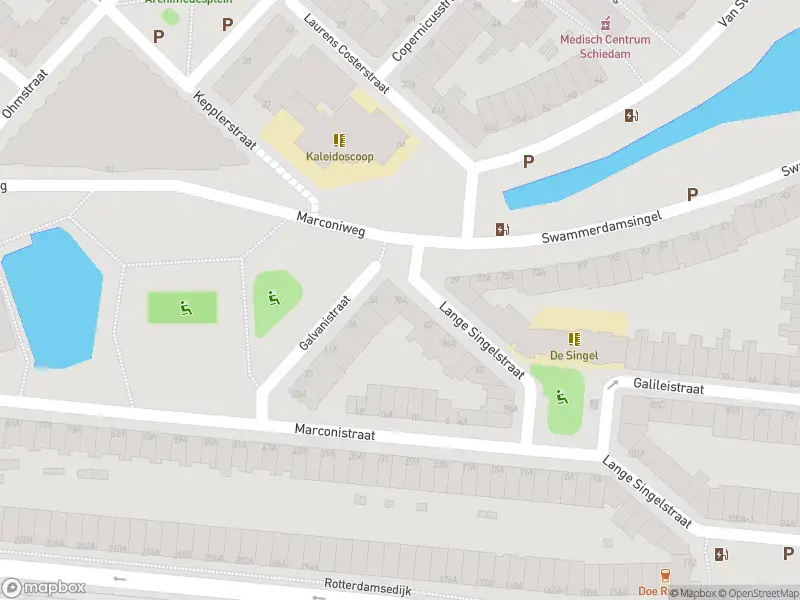 Ambulance met gepaste spoed naar de Lange Singelstraat in Schiedam