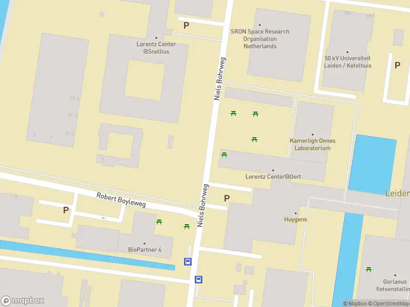 Ambulance met gepaste spoed naar de Niels Bohrweg in Leiden