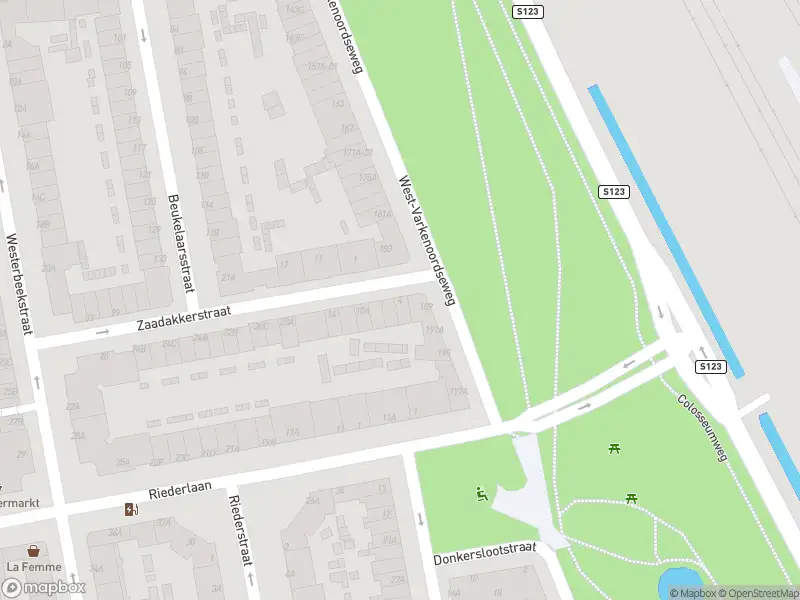 Ambulance met grote spoed naar de Zaadakkerstraat in Rotterdam