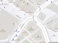 Ambulance met gepaste spoed naar de Waterlooplein in Amsterdam