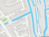 Ambulance met grote spoed naar de Harkje Benthempad in Schiedam