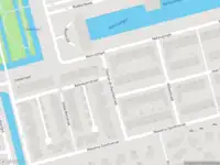 Ambulance met gepaste spoed naar de Charles de Gaullestraat in Rotterdam