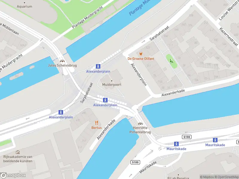Ambulance met grote spoed naar de Alexanderplein in Amsterdam