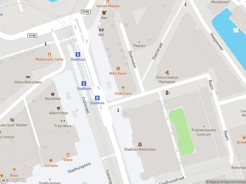 Ambulance met grote spoed naar de Coolsingel in Rotterdam