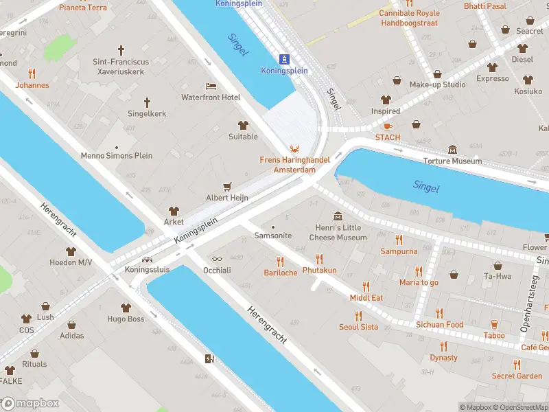 Ambulance met gepaste spoed naar de Koningsplein in Amsterdam