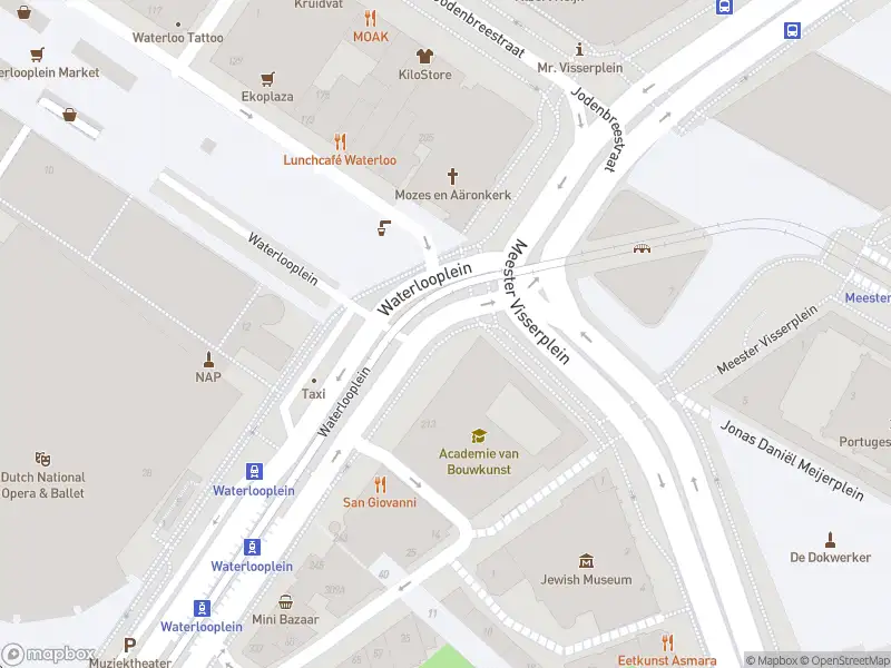 Ambulance met gepaste spoed naar de Waterlooplein in Amsterdam