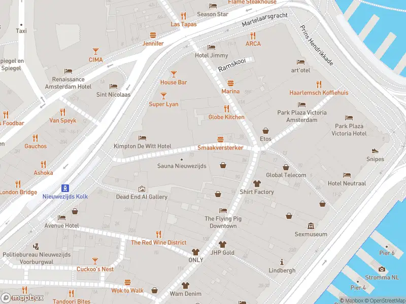 Ambulance met grote spoed naar de Nieuwezijds Armsteeg in Amsterdam
