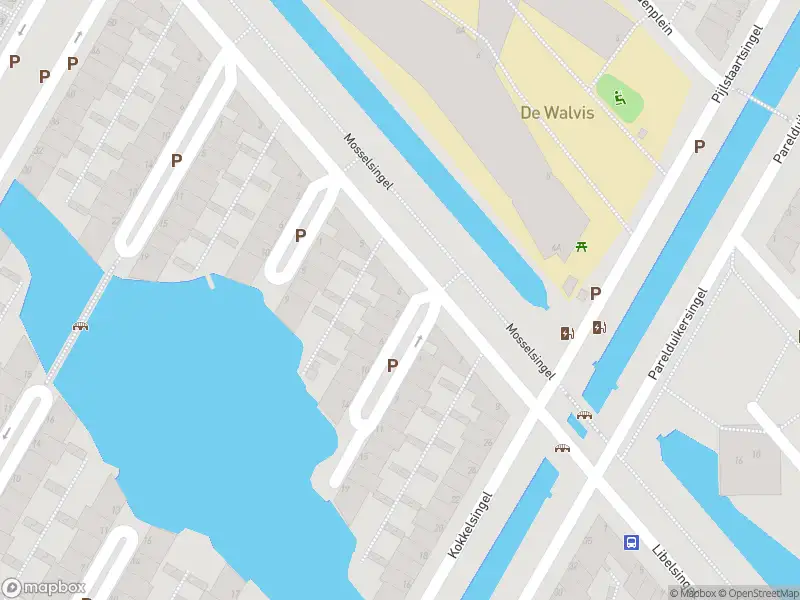 Ambulance met gepaste spoed naar de Harriët Freezerhof in 's-Gravenhage