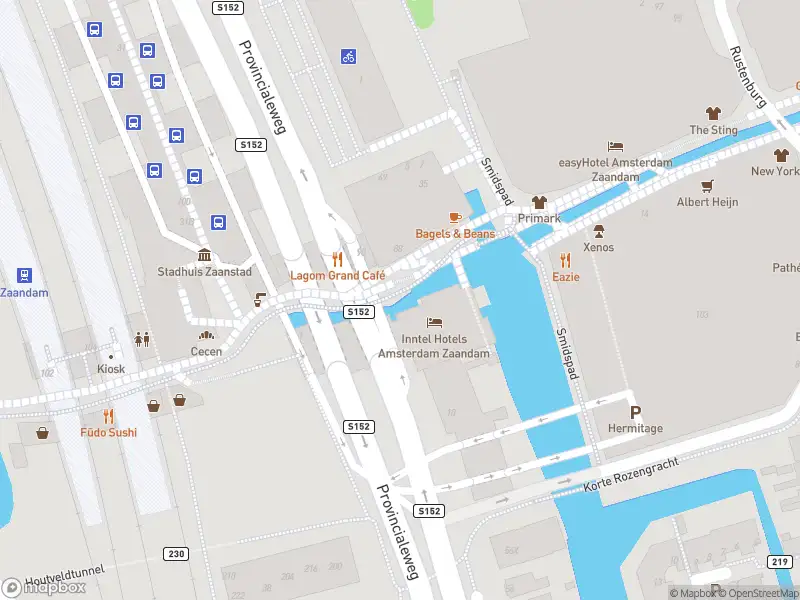 Ambulance naar de Stadhuisplein in Zaandam vanwege ongeval met letsel